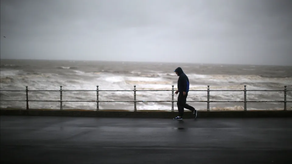 Gabrielle provoca agitação marítima em 5 distritos a caminho do continente