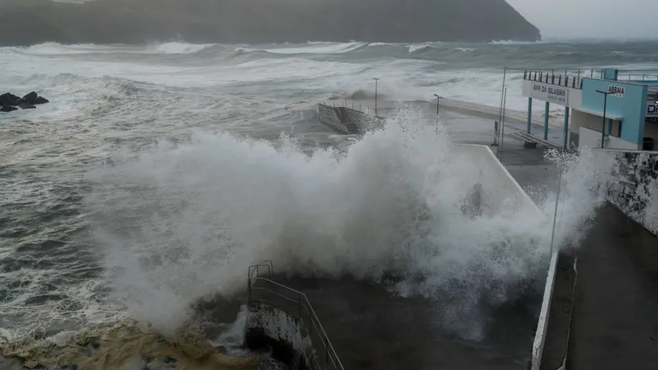 Ciclone avança em direção aos Açores e depois rumo ao continente