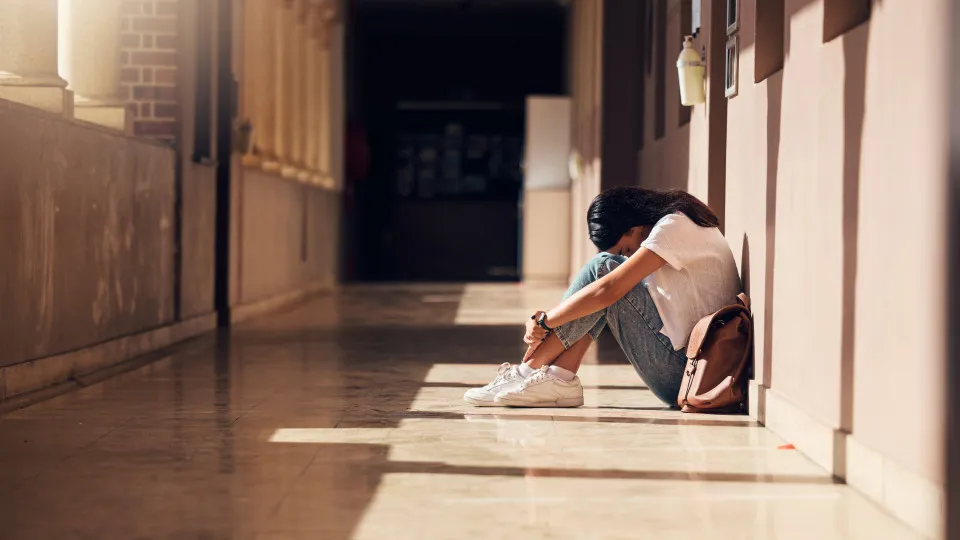 O combate ao bullying deve envolver jovens que presenciam agressões