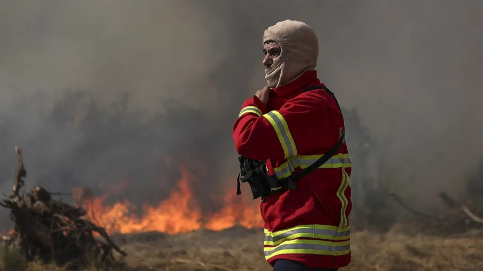 Três Feridos Leves em Combate a Incêndio em Montalegre