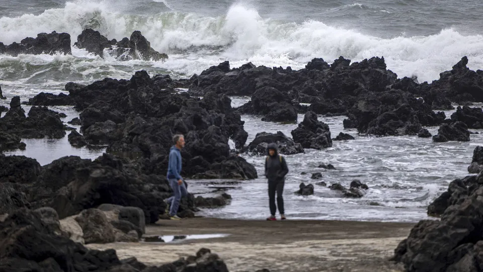 Tempestade Gabrielle: IPMA reduz avisos para todas as ilhas