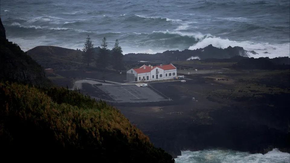 Após Gabrielle, municípios açorianos suspendem planos de emergência