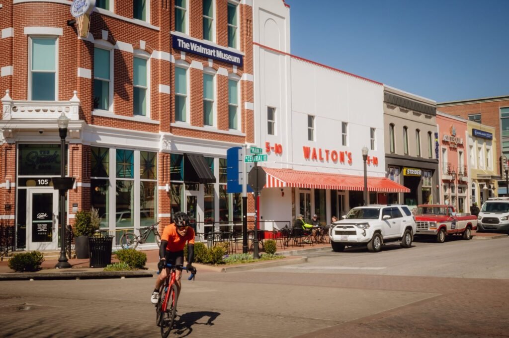 Os bilionários da Walmart vizinhos: Uma reação silenciosa está surgindo contra os herdeiros que remodelaram a cidade natal da varejista