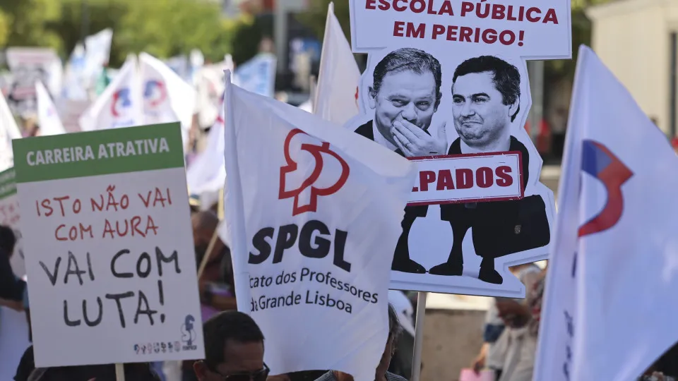 Professoras e professores exigem valorização urgente da carreira