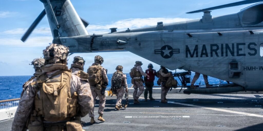 EUA prontos para apreender navios ligados ao Irã com equipes de abordagem, afirma relatório, enquanto fuzileiros navais praticam ataques marítimos