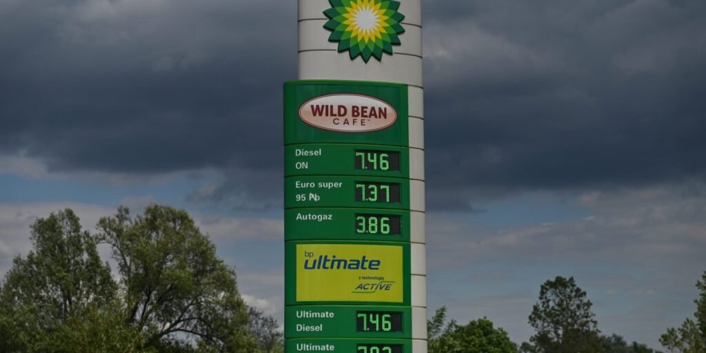 Lucros da BP mais que dobraram com a guerra no Irã elevando os preços dos combustíveis a novos máximos em anos