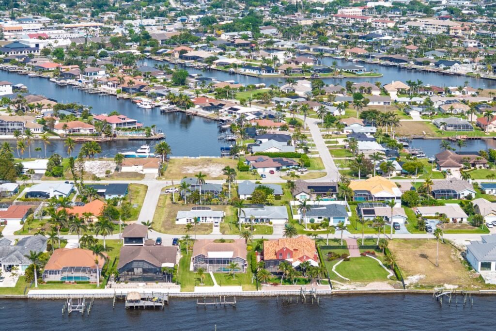 A "economia da acessibilidade" criou um mercado imobiliário que ninguém previu: preços em colapso no Sun Belt, disparando no Rust Belt