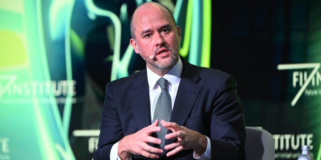 O CEO da gigante japonesa Nissan de $8,5 bilhões toca bateria em uma banda e vai às quadras de tênis para desestressar do cargo.