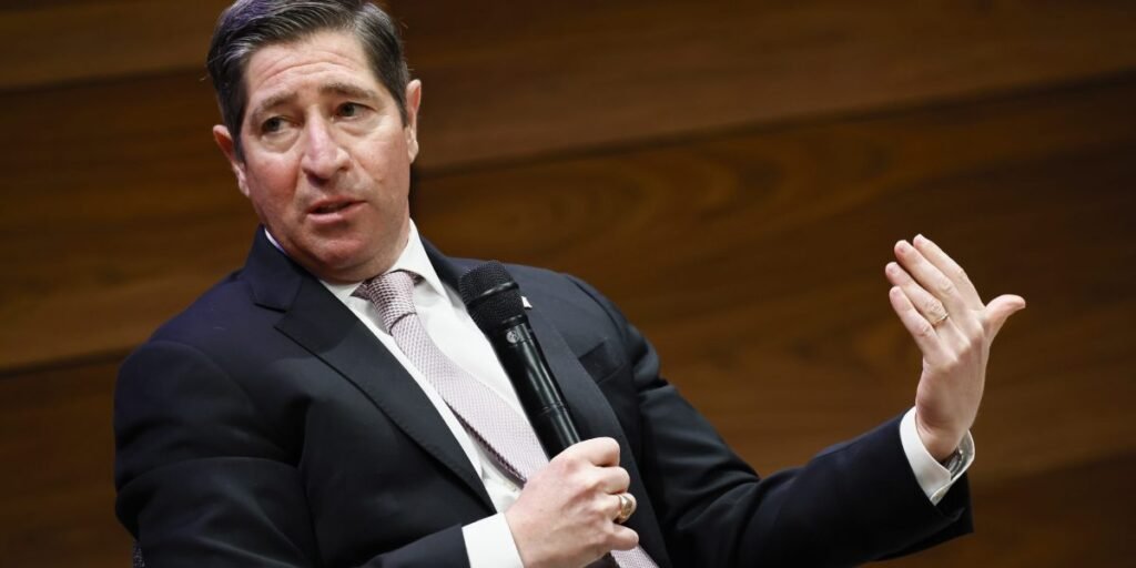 O governo federal demitiu 385.000 funcionários no ano passado. Agora, a administração Trump está em uma jornada para contratar trabalhadores da Geração Z.