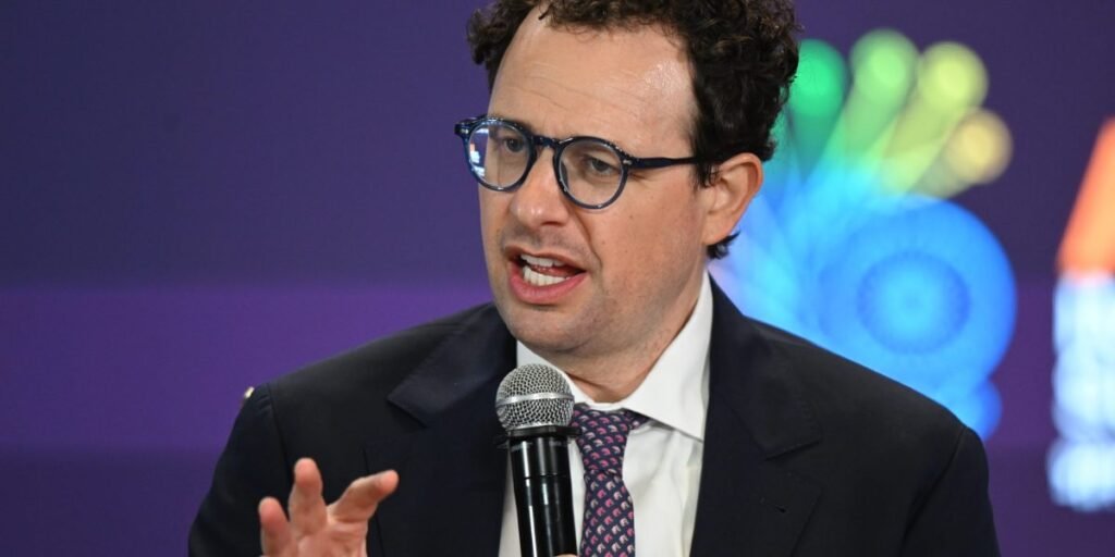 Dario Amodei, CEO da Anthropic, expressa profunda preocupação com a concentração de poder "da noite para o dia" e acidental na indústria de IA