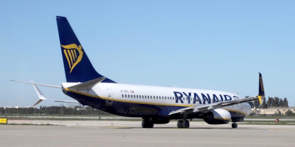 CEO da Ryanair alerta para reservar viagens de verão antes das tarifas subirem, prevendo que controladores de tráfego aéreo franceses causarão mais caos nos voos do que a escassez de combustível