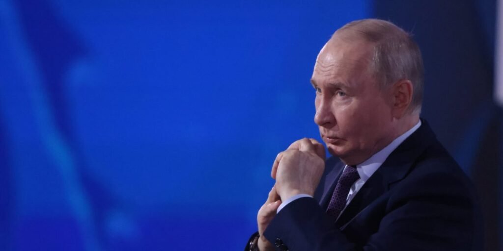 Putin finalmente admite que a economia da Rússia está em dificuldades e busca respostas, após avisos sobre uma crise financeira se acumularem