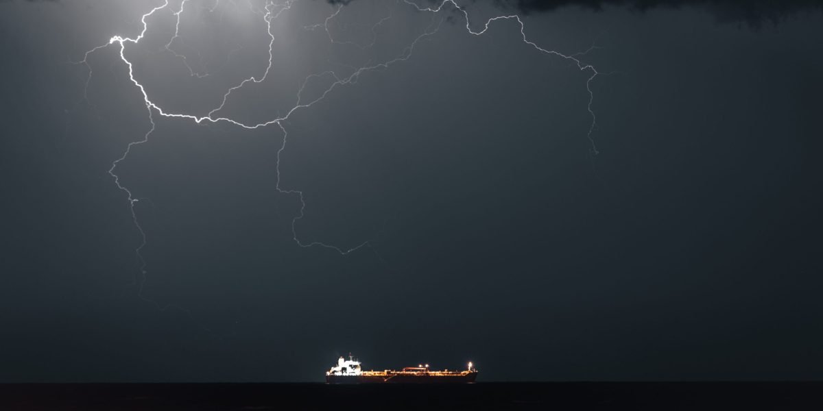 Irã afirma que navios iraquianos têm permissão para usar o Estreito de Ormuz