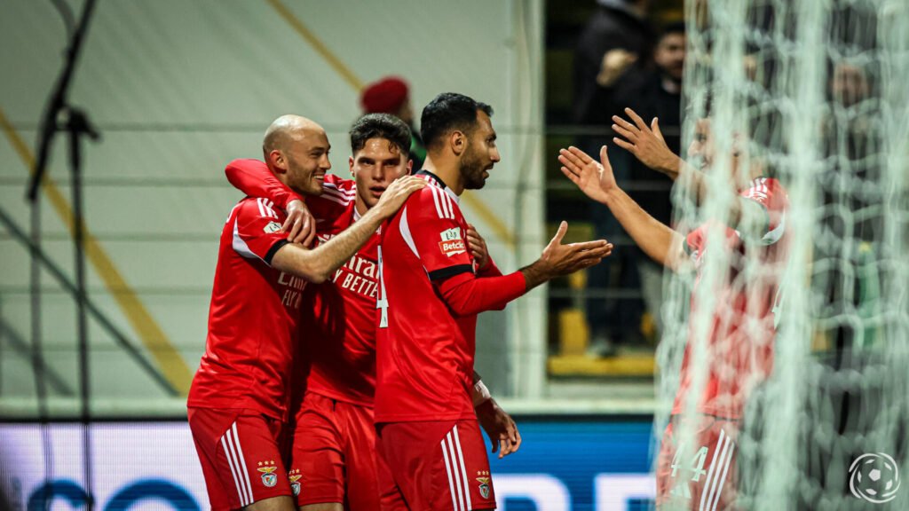 Prováveis Onzes de Benfica e Famalicão na Primeira Liga