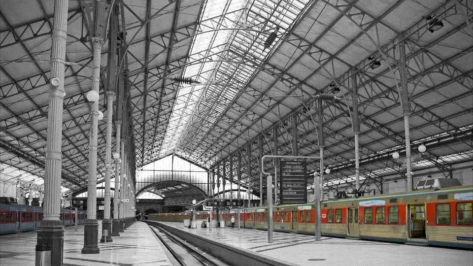 Jovem eletrocutado ao subir em comboio em Lisboa encontra