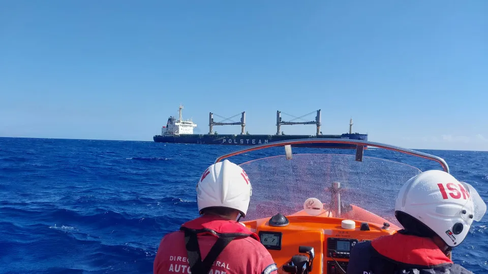 Homem indonésio resgatado com sintomas de dispneia ao largo da Madeira