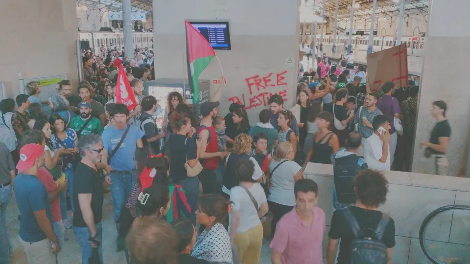 Estação do Rossio Ocupada por Manifestantes: Brigada da PSP Presente