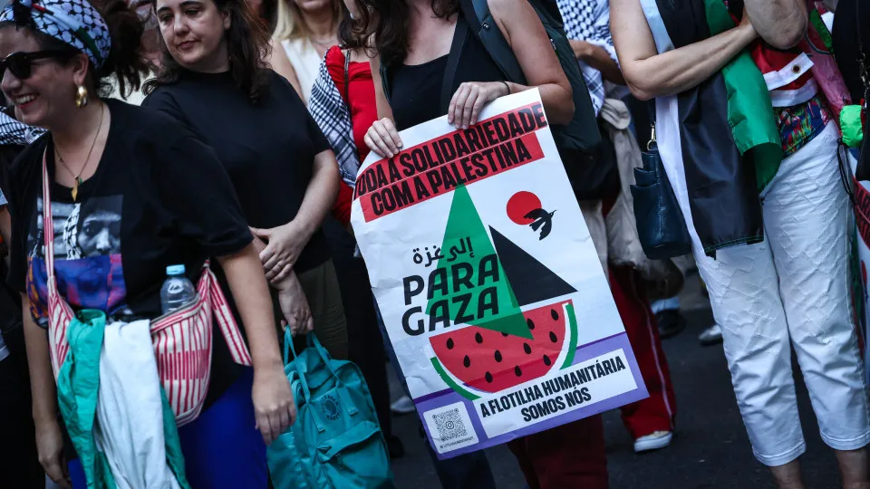 Protesto a Favor da Palestina Impede Saída de Debate e Bloqueia Carro de Leitão