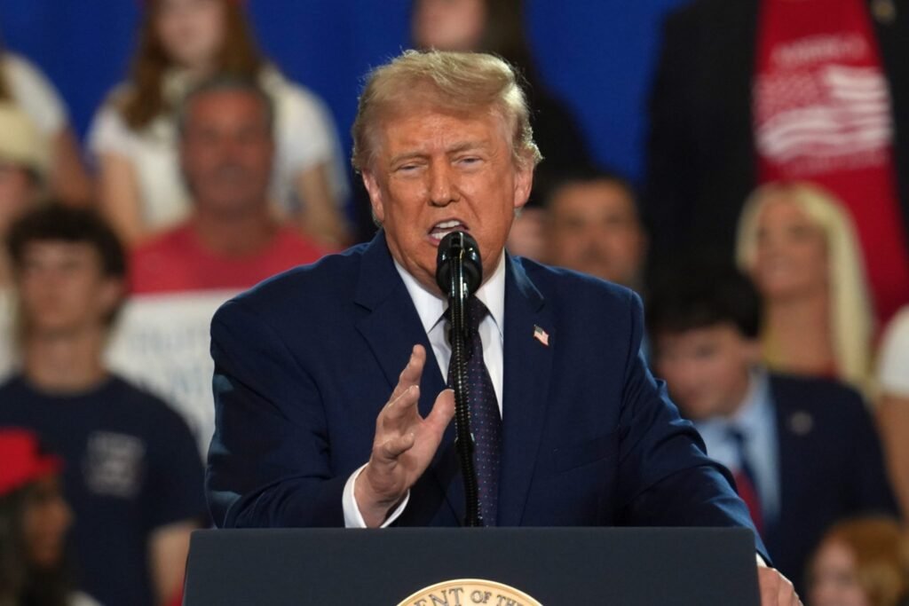 Trump deveria falar sobre a economia, mas questionou por que os produtos de higiene estão trancados nas farmácias.