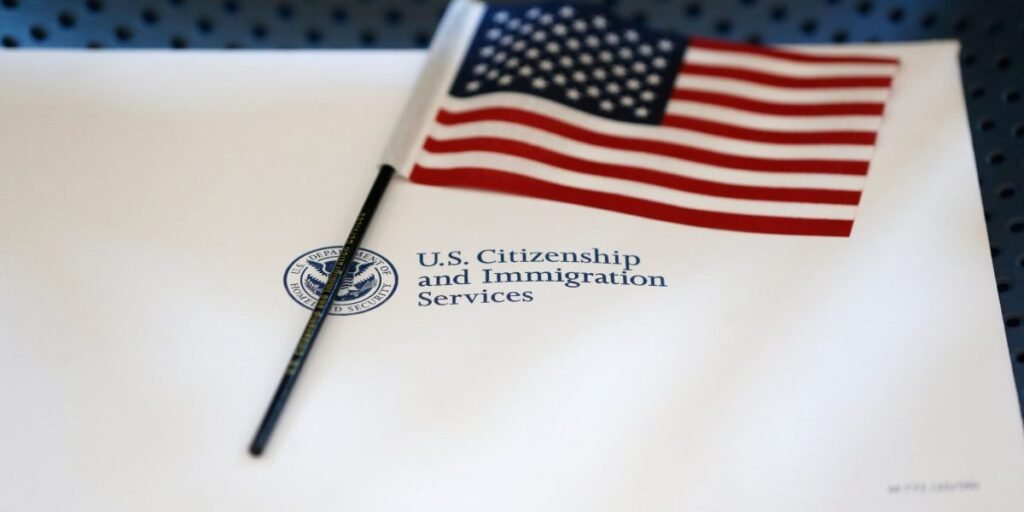 Trump propõe que estrangeiros solicitem green card no exterior, mas aqueles que trazem 'benefício econômico' ou servem 'interesse nacional' poderão ficar