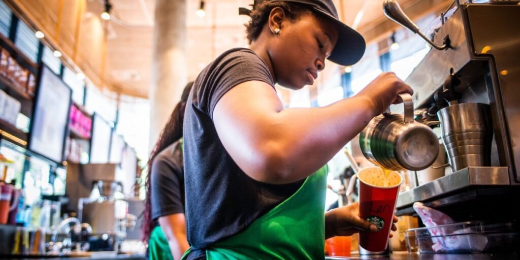 Starbucks descontinua silenciosamente seu agente de IA meses após lançamento devido a erros de inventário e atraso nos baristas