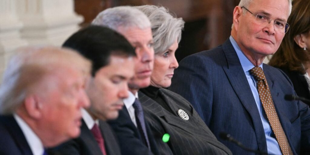 CEO da Exxon Mobil prevê "mais por vir" em aumento de preços devido à guerra no Irã, enquanto Exxon e Chevron superam expectativas de lucros apesar da queda acentuada nos ganhos.