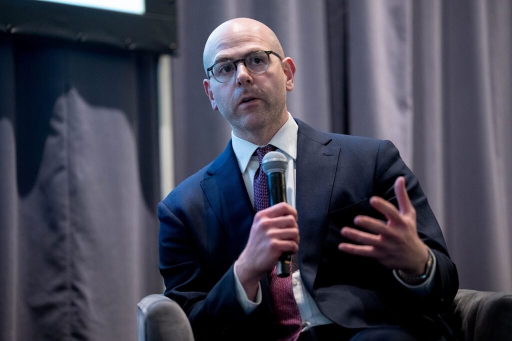 Fed: Stephen Miran renuncia após juramento de Kevin Warsh