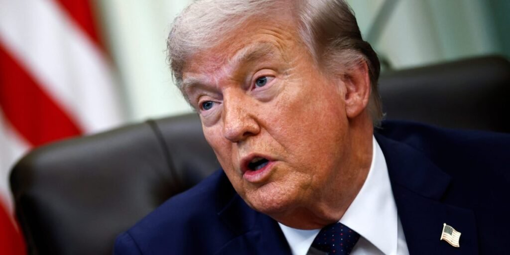 Os vistos 'cartão de ouro' de Trump prometeram resolver a dívida nacional de $39 trilhões, mas venderam apenas um