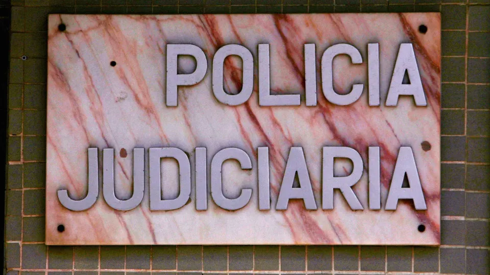 Homem preso por tentativa de homicídio do primo em Almada durante discussão