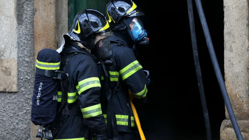 Seis feridos em incêndio na cozinha de uma habitação no Porto