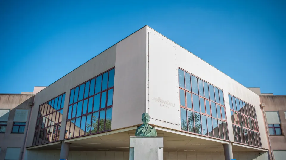 "Pacientes Urgentes com Espera Superior a 15 Horas no Hospital Amadora