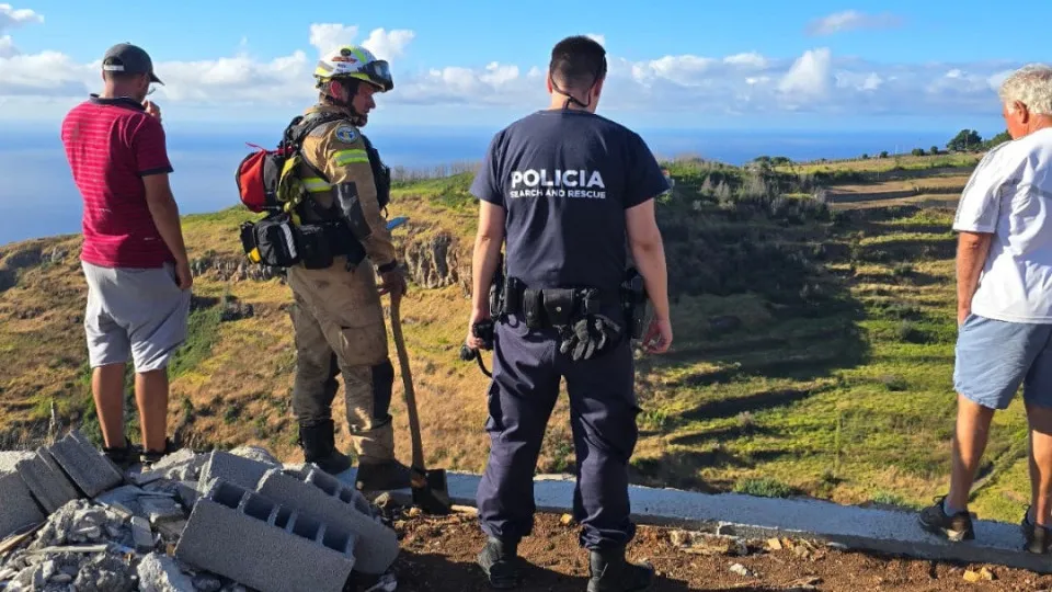 Casal de turistas resgatado durante a madrugada em levada da Madeira