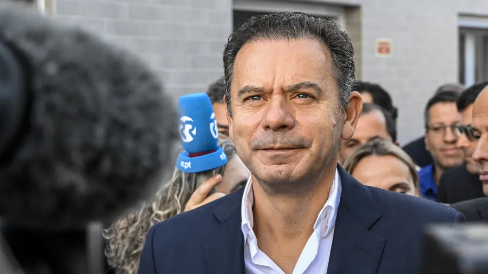 Governo desconhece situação dos portugueses, mas afirma que estão "num porto"
