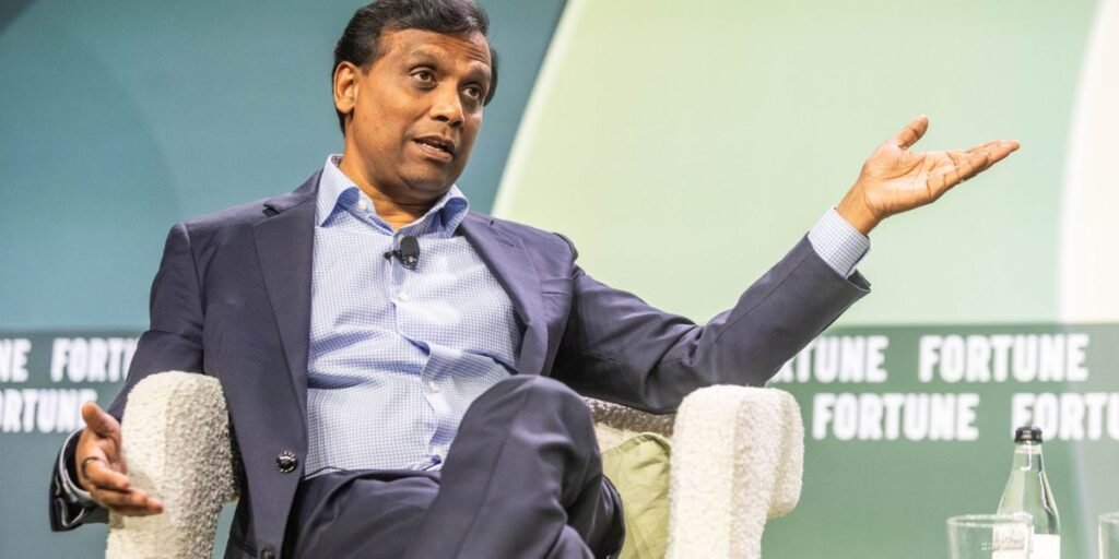 Ceo da Cognizant nada contra a corrente em IA: ele está contratando mais de 20.000 graduados este ano e diz que o 'tokenmaxxing' de IA é uma 'métrica de vaidade'