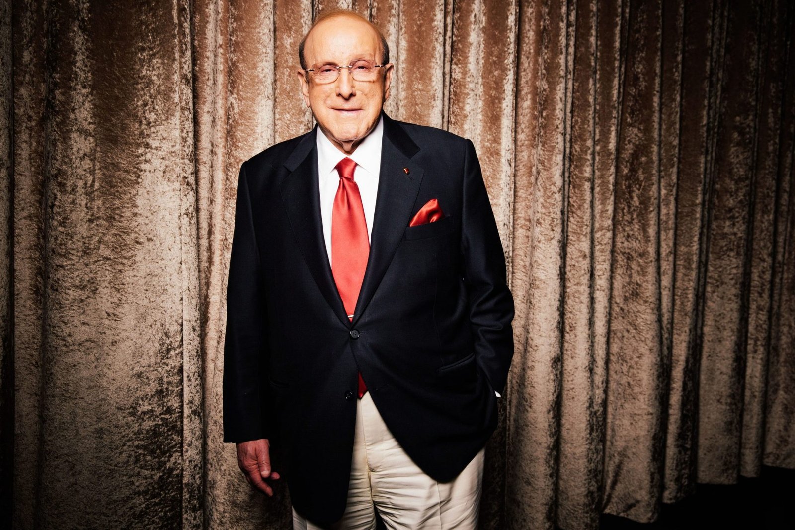 Clive Davis, o starmaker da Sony que lançou as carreiras de Janis Joplin e Whitney Houston, morre aos 94 anos