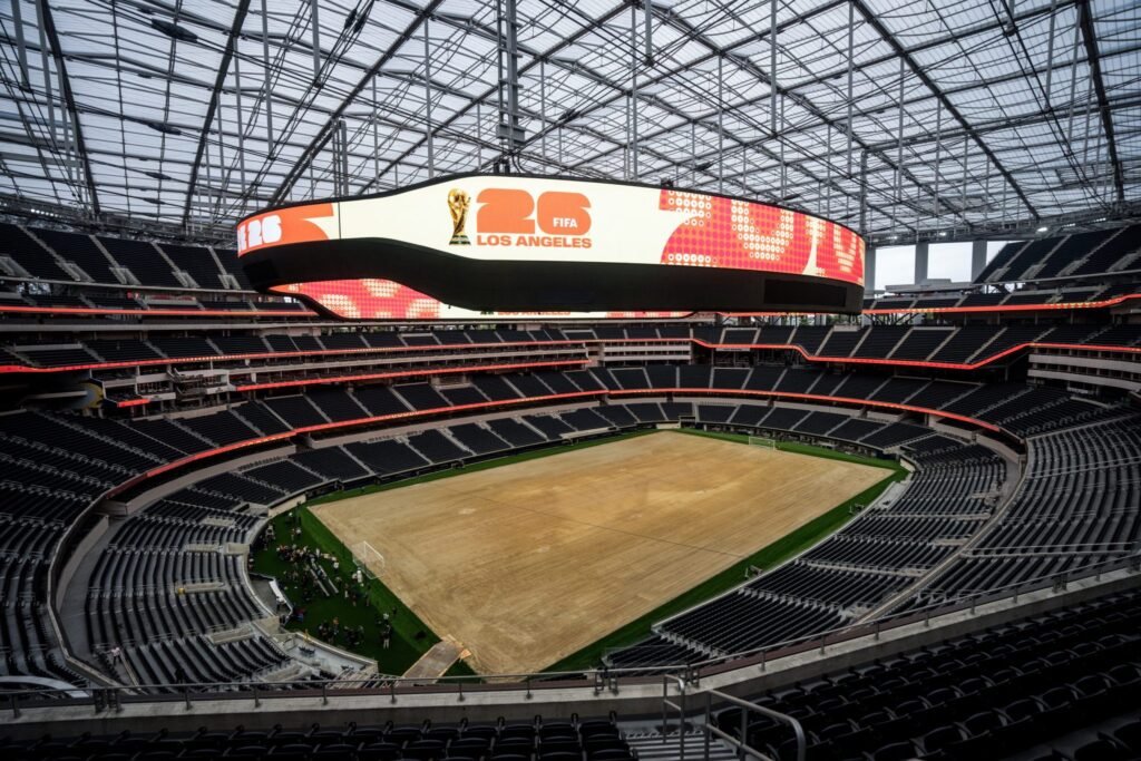 Trabalhadores do SoFi Stadium votam pela autorização de greve enquanto Los Angeles se prepara para sediar jogos da Copa do Mundo