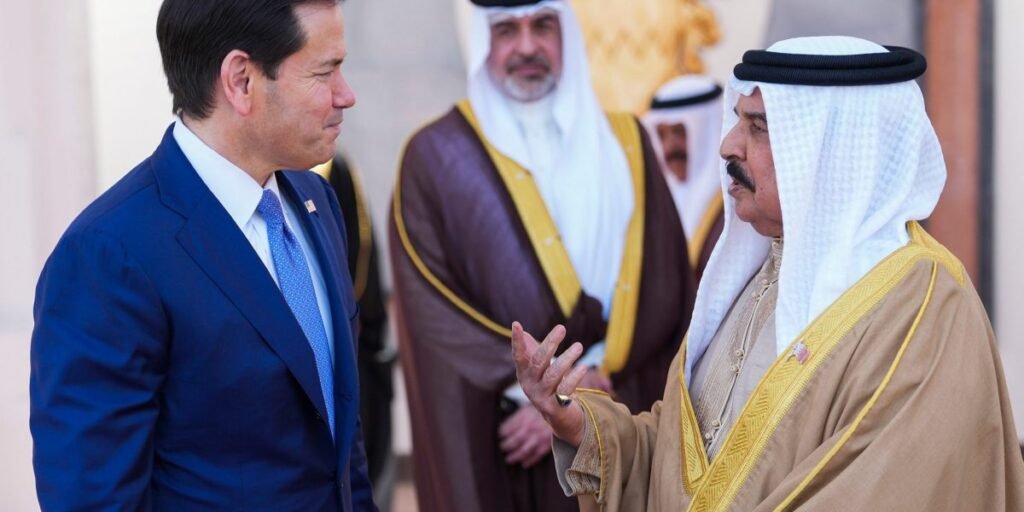 Ataques do Irã a Bahréin e Kuwait em resposta a bombardeios dos EUA e ameaça de 'paralisação completa' nas negociações de paz enquanto os combates pelo Hormuz continuam