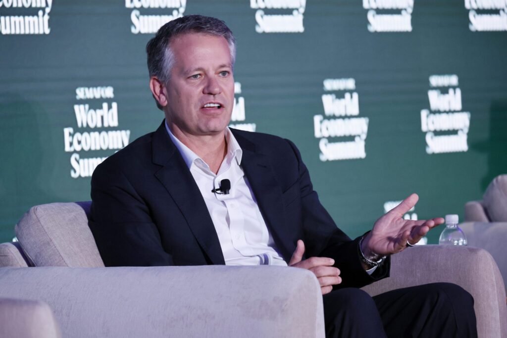 Executivo da Walmart, John Furner, afirma que até os compradores ricos estão fazendo compras na rede de supermercados de desconto devido aos altos preços que afetam até os que ganham seis dígitos.