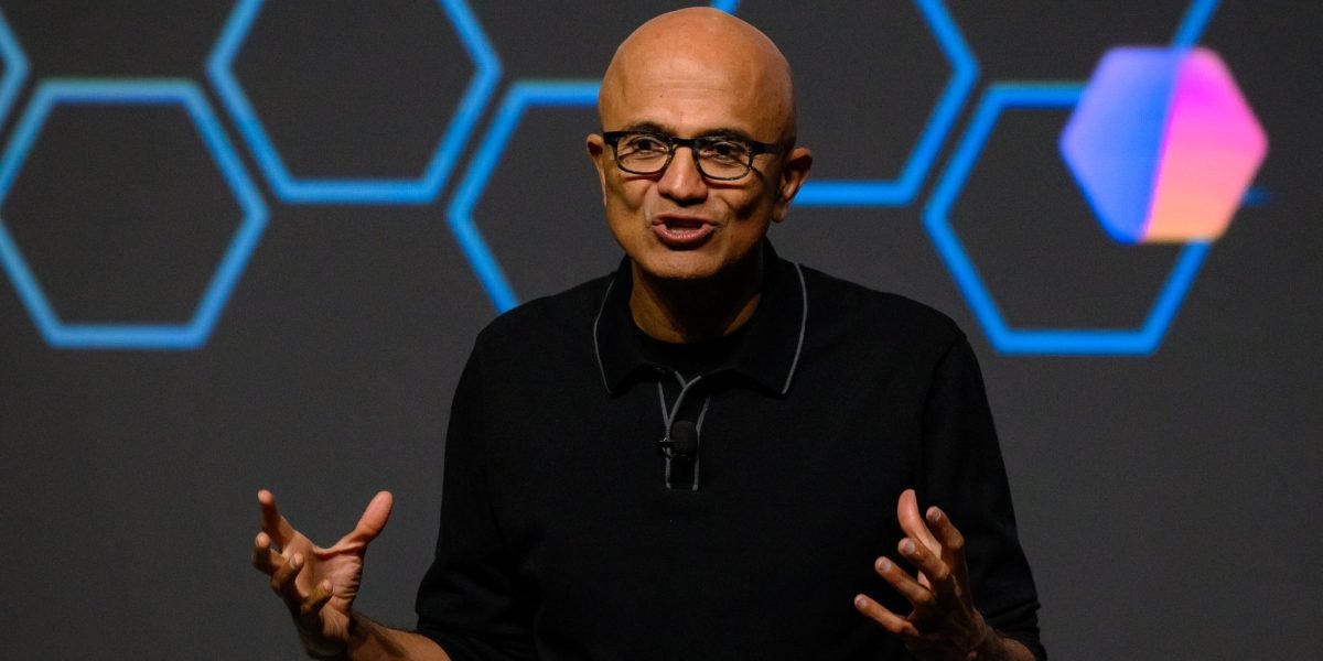A Microsoft busca se tornar o centro de gravidade da IA novamente. O CEO Satya Nadella está em San Francisco para apresentar seu argumento.