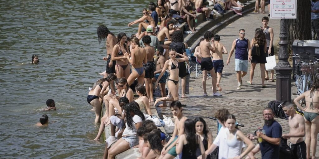 Como Paris está utilizando o Sena para se refrescar no calor escaldante