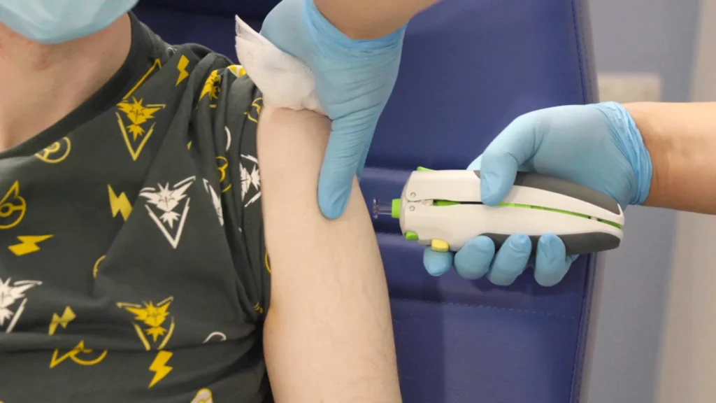Vacina universal contra coronavírus projetada por IA inicia primeiros testes em humanos