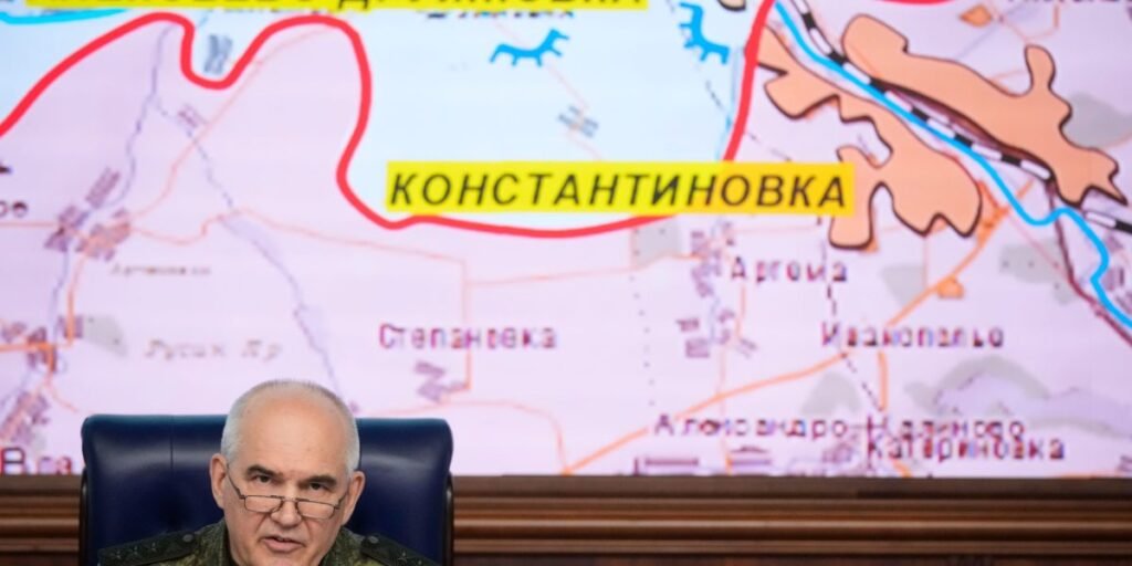 Drones ucranianos atacam mais infraestrutura de petróleo russo enquanto crise de combustíveis pressiona politicamente Putin, que desdenha dos ataques como 'não críticos'