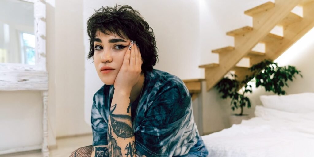 A matemática brutal por trás dos fins de semana solitários da Gen Z: bebidas a $15 estão gerando uma 'ressaca financeira' generacional