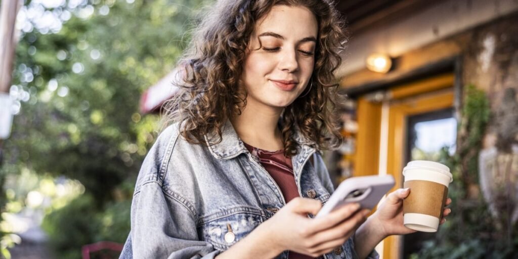 Esqueça seu diploma: a Geração Z afirma que revender roupas usadas no Depop ensinou mais sobre negócios