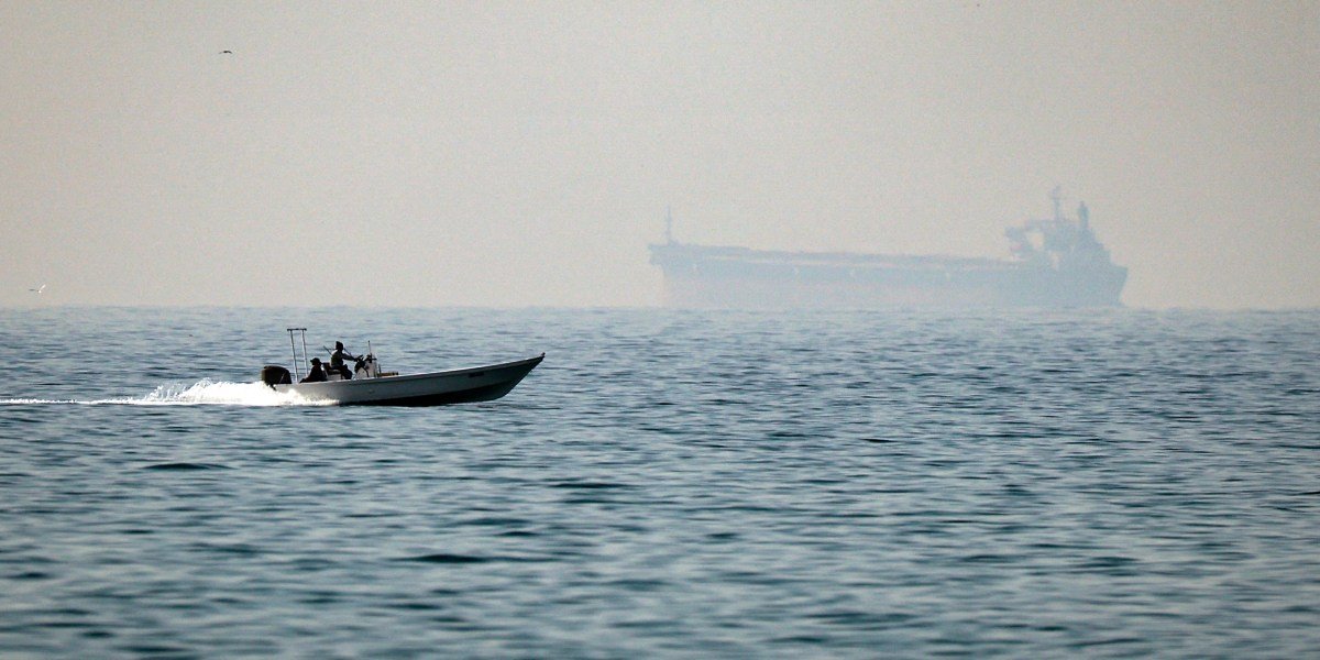 Navios se apagam enquanto o relógio se esgota na 'guerra naval não declarada' de Trump no Estreito de Hormuz