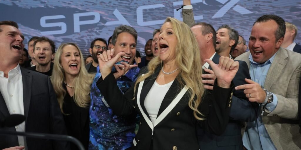 Donald Trump aplaude Gwynne Shotwell enquanto a número 2 da SpaceX de Elon Musk doa $325 milhões em ações para contas de Trump