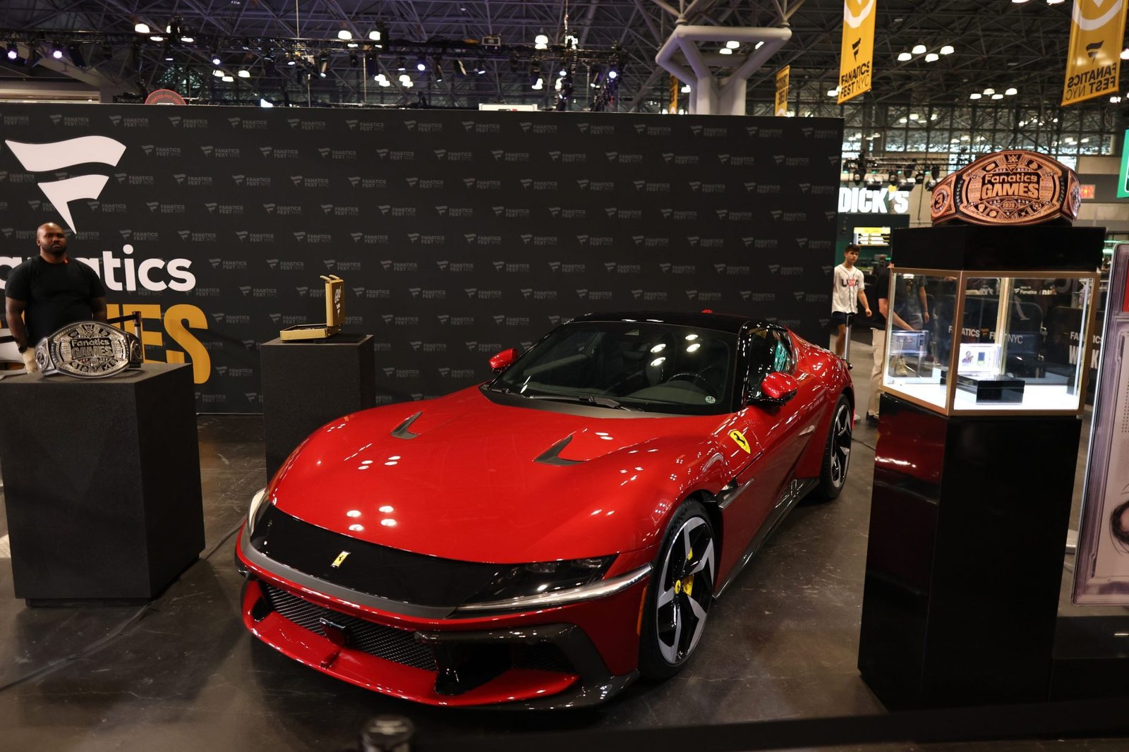 Modelo da Ferrari desenhado por Jony Ive é zoado na internet, mas vende como água