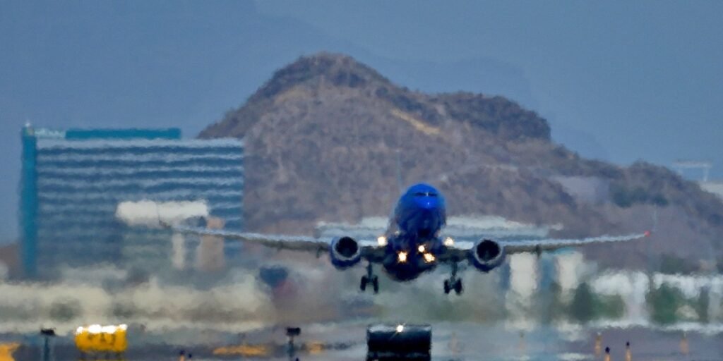 Está ficando quente demais para voar: ondas de calor impulsionadas pelo clima forçam companhias aéreas a descarregar passageiros e carga