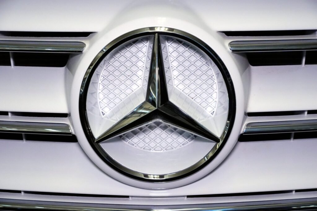 Motoristas da Mercedes AMG movem ação coletiva, alegando que o logo do assento dianteiro esquenta tanto que os queima e causa ferimentos