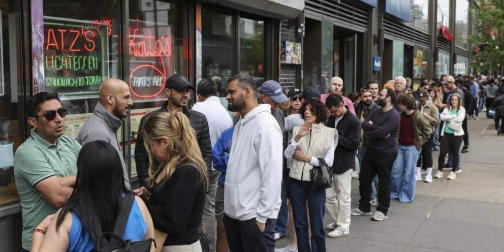 A ascensão da 'espera conspícua': A teoria econômica por trás das linhas virais da Gen Z
